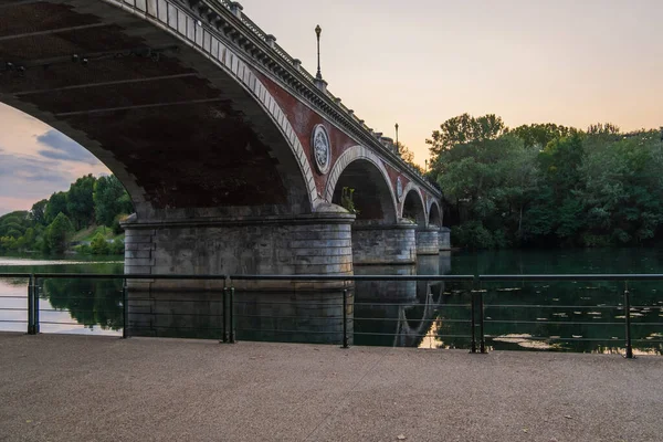 İtalya 'nın Torino kentindeki Po nehri üzerindeki kemer köprüsünün güzel günbatımı manzarası.