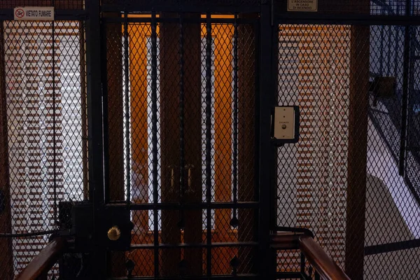 Metal bir şaftta antik ahşap asansör.