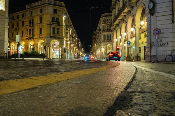 TÜRİN, İTALYA - 21 Ağustos 2021 Güzel Torino şehrinin gece uzun pozu.