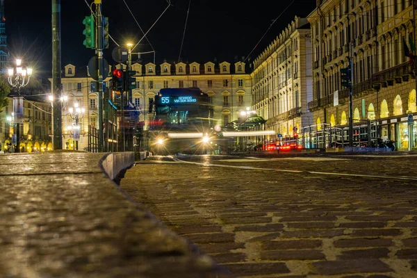 TÜRİN, İTALYA - 21 Ağustos 2021 Güzel Torino şehrinin gece uzun pozu.