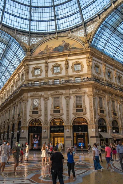 MILAN, ITALY - 22 Ağustos 2021: Milano 'daki Vittorio Emanuele II Galerisi' nin içinden görüntüle.