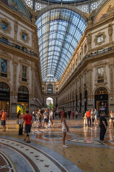 MILAN, ITALY - 22 Ağustos 2021: Milano 'daki Vittorio Emanuele II Galerisi' nin içinden görüntüle.