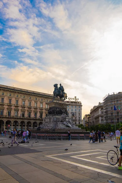 MILAN, ITALY - 22 Ağustos 2021: Milano metropolitan bölgesinde gezinen turistlerin görüntüsü