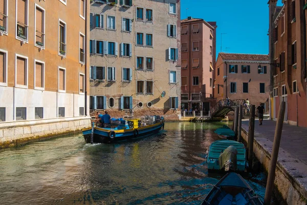 Venise Italie Août 2021 Vue Des Bateaux Transportant Des Produits — Photo