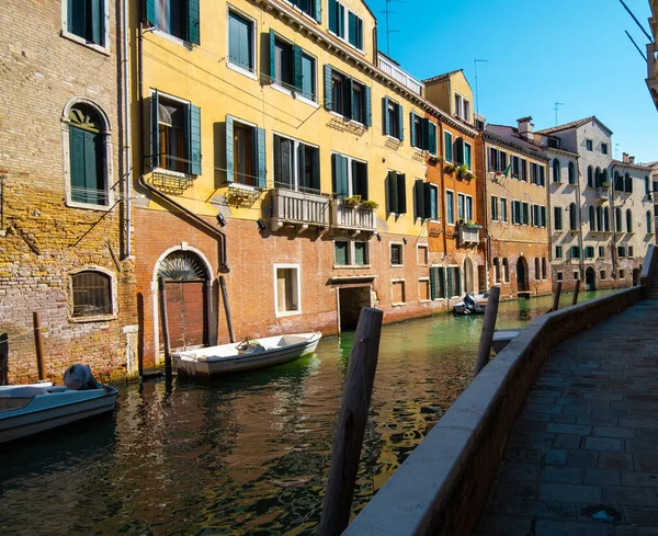 Vue Des Maisons Historiques Sur Les Canaux Venise Vide Raison — Photo