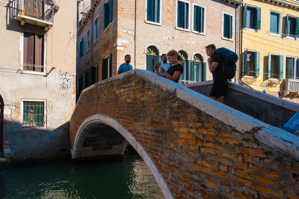 Venice Italy August 2021 View Tourists Taking Pictures Venice Canals — стоковое фото