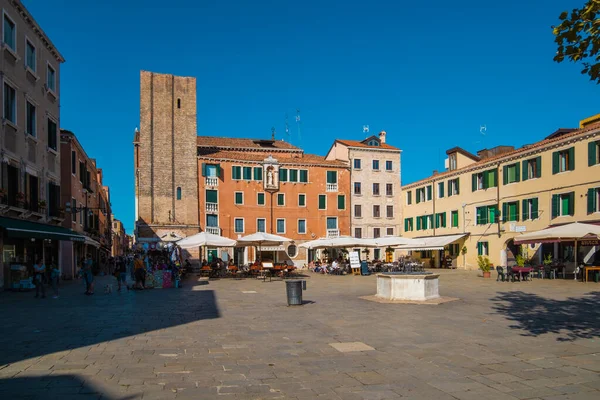 VENICE, İtalya - 27 Ağustos 2021: Venedik Meydanı 'ndaki insanların görüntüsü.