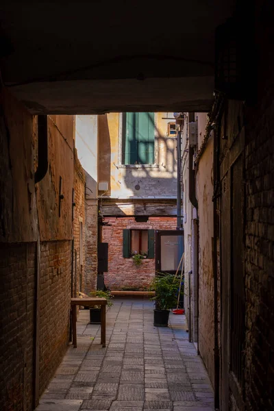 Venice Canal House Window Seen Alley — Zdjęcie stockowe