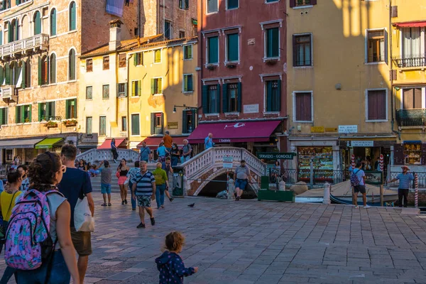 VENICE, İtalya - 27 Ağustos 2021: Salgın sırasında Venedik sokaklarında yürüyen insanlar.