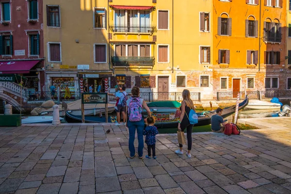 VENICE, İtalya - 27 Ağustos 2021: Venedik, İtalya 'nın tipik caddelerini gezen anne ve kız