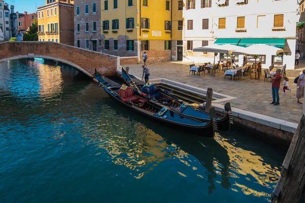 Venice Italy August 2021 View Gondolier Waiting Customers Empty Canals — стоковое фото