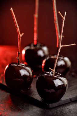 Siyah şeker zehirli elmalar, yakın görüş. Cadılar Bayramı tatlı fikri