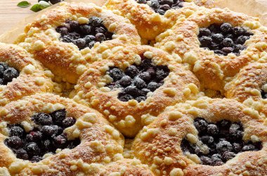 Geleneksel tatlı maya çörekleri yabanmersini ve tereyağlı çörekler, yakın plan. Lezzetli ev yapımı tatlı.