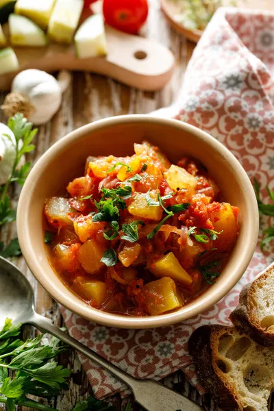 Vegetabilisk Zucchini Och Pumpa Stuvning Beströdd Med Färsk Persilja Keramisk — Stockfoto