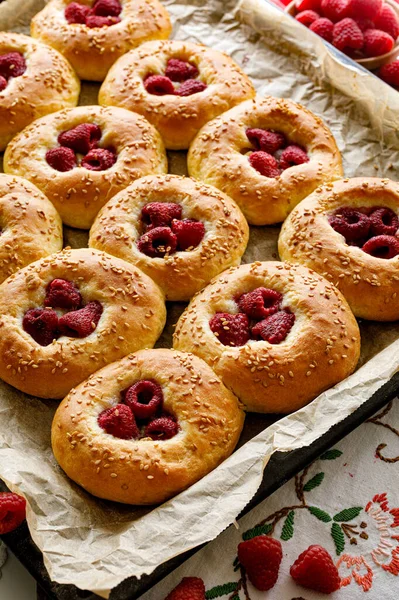 Hausgemachte Hefegebäck Mit Himbeeren Nahsicht Leckeres Traditionelles Dessert — Stockfoto