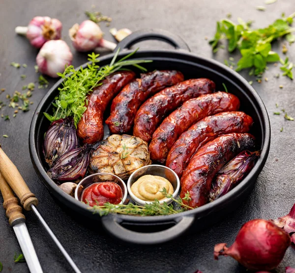 Gegrillte Würstchen Und Gemüse Mit Ketchup Und Senf — Stockfoto