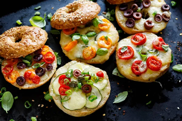 Bagel Alla Griglia Con Verdure Miste Mozzarella Erbe Fondo Scuro — Foto Stock