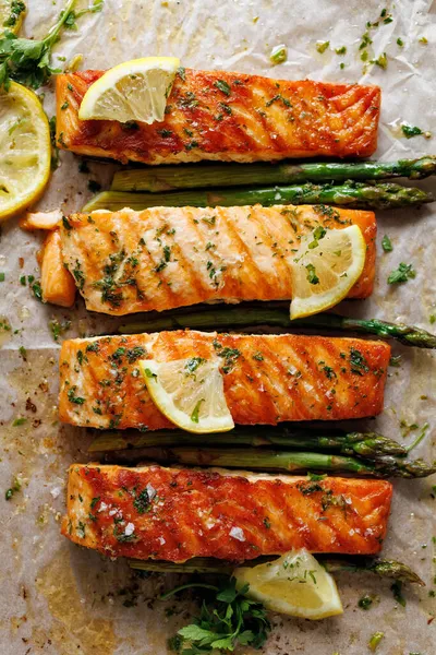 Grilled Portions Salmon Green Asparagus Lemon Slices Herbs Top View — Stock Photo, Image