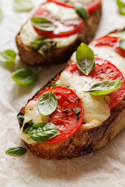 Grillad Caprese Smörgås Baserad Surdegsbröd Med Tillsats Tomater Mozzarella Ost — Stockfoto