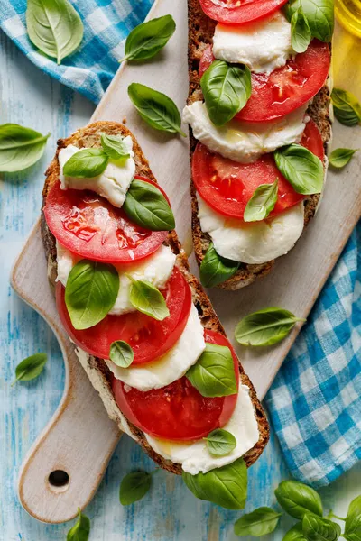 Caprese Nyitott Arcú Szendvics Kovászos Kenyéren Paradicsom Mozzarella Sajt Friss — Stock Fotó