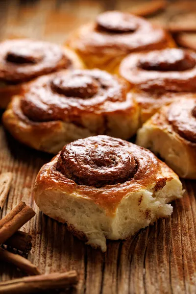 自制螺旋形甜肉桂面包 专注于第一个面包 近距离观察 传统的丹麦式糕点 — 图库照片