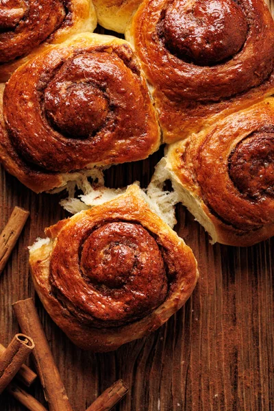 Petits Pains Sucrés Cannelle Sur Fond Bois Rustique Vue Rapprochée — Photo