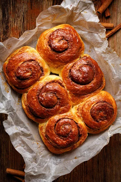 Rouleaux Sucrés Cannelle Faits Maison Forme Spirale Vue Dessus Pâtisserie — Photo