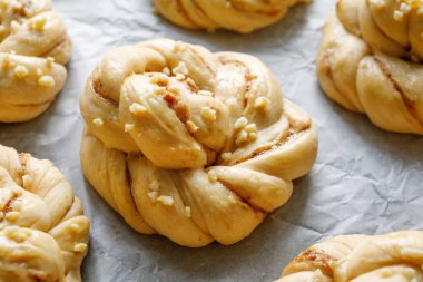 Çiğ tarçınlı çörek pişirme için hazırlandı, yakın görüş. Geleneksel İsveç Pasta Kanelbular.