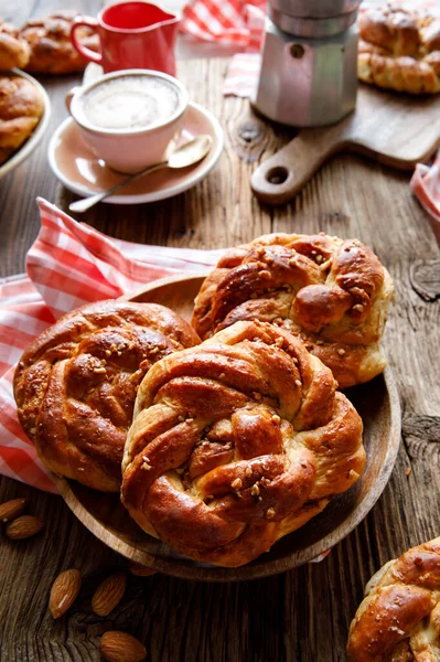 Hausgemachte Traditionelle Zimt Kardamom Süße Brötchen Auf Einem Rustikalen Tisch — Stockfoto