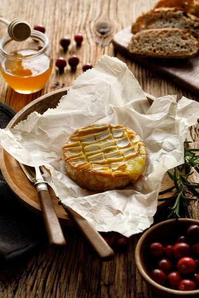Pieczony Ser Camembert Podawany Papierze Pieczenia Naturalnym Świetle Dziennym Widok — Zdjęcie stockowe