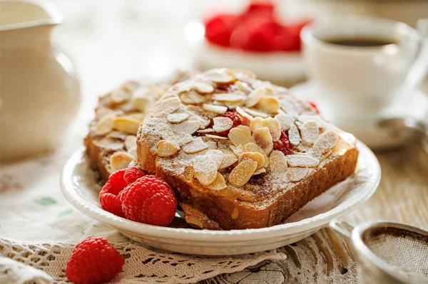 Bostock Com Adição Creme Amêndoa Frangipane Framboesas Feitas Fatias Brioche — Fotografia de Stock