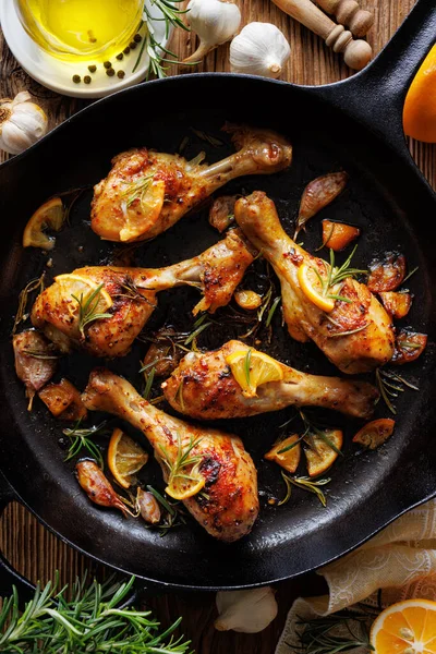 Roasted Chicken Legs Rosemary Garlic Lemon Cast Iron Skillet Top — Stock Photo, Image