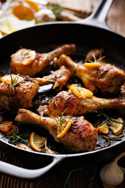 Roasted Chicken Legs Rosemary Garlic Lemon Cast Iron Skillet Focus — Stock Photo, Image