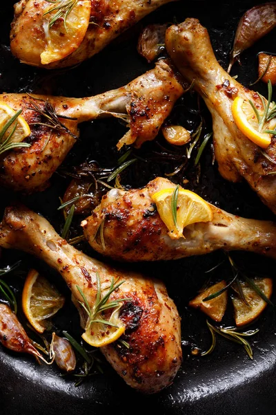 Roasted Chicken Legs Rosemary Garlic Lemon Cast Iron Skillet Top — Stock Photo, Image