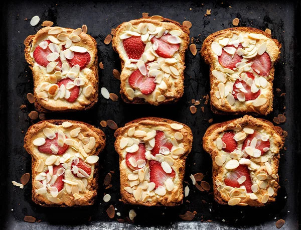 Mandelpudding Aus Geschnittenen Brioche Mit Zusatz Von Frangipanmandelcreme Erdbeeren Und — Stockfoto