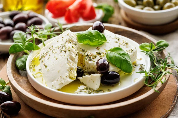 Feta Kaas Met Toevoeging Van Olijfolie Olijven Kruiden Van Dichtbij — Stockfoto