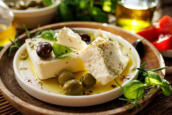 Feta Kaas Met Olijfolie Olijven Gekruid Met Kruiden Een Keramische — Stockfoto