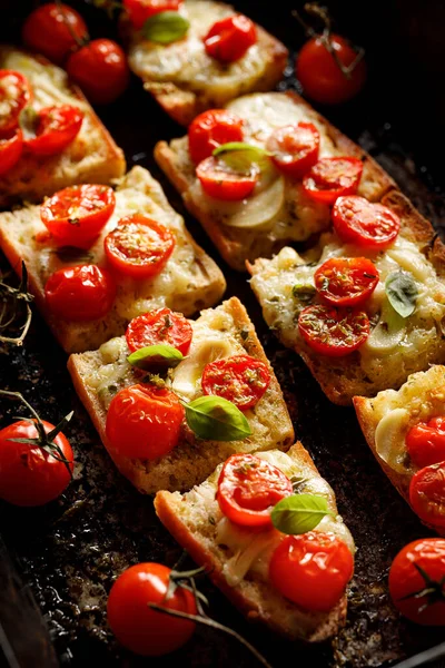 바게트는 모차렐라 치즈와 토마토와 커피를 볶았다 — 스톡 사진