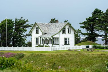 NAERBOE, NORway - 2020 Temmuz 06. Rogaland 'daki güzel beyaz Jonashouse