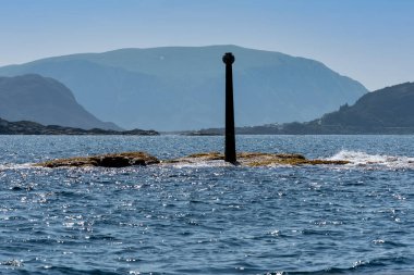 RUNDE, NORway - 2020 Haziran 19. Demir navigasyon işareti denizde tehlike gösteriyor..