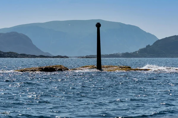 RUNDE, NORway - 2020 Haziran 19. Demir navigasyon işareti denizde tehlike gösteriyor..