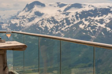 LOEN, NORway - 2020 HAZİRAN 20 Loen 'deki dağın tepesinde şarap..