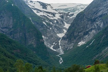 LOEN, NORway - 2020 HAZİRAN 20 Norveç 'teki Briksdalsbreen Buzulu