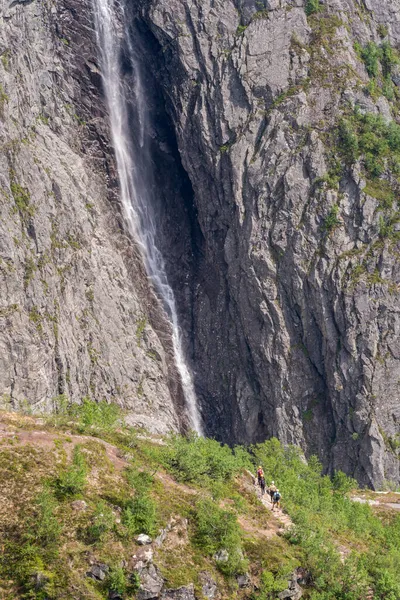 Loen Norvège Juin 2020 Personnes Randonnée Montagne Sous Cascade — Photo