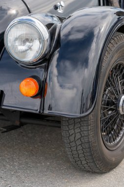 GEIRRANGER, NORway - 2020 HAZİRAN 21. Eski siyah eski arabanın ön görüntüsü.