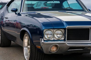 GEIRRANGER, NORway - 2020 HAZİRAN 21. Mavi bir Amerikan kaslı arabasının ön görüntüsü.