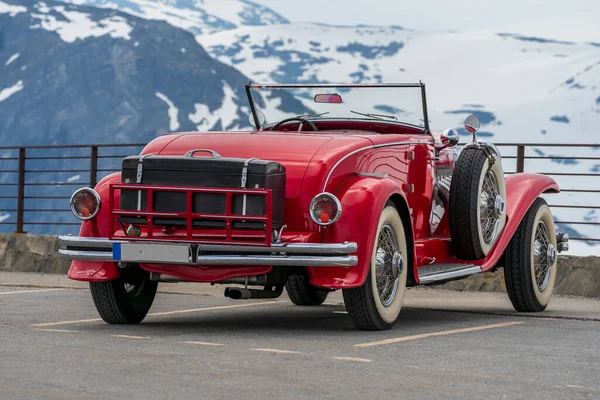 Geiranger Noorweg 2020 Juni Achteraanzicht Van Oude Rode Vintage Auto — Stockfoto