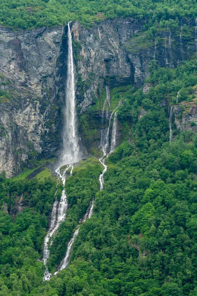 GEIRRANGER, NORway - 2020 HAZİRAN 21. Gjerdefossen, Geirangerfjord 'daki en güzel şelalelerden biridir..