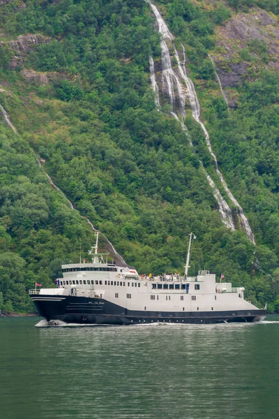 Geiranger Noruega 2020 Junho Ferryboat Fiorde Geirangercom Montanhas Noruega — Fotografia de Stock