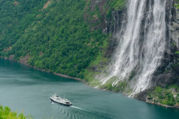 Geiranger Noruega 2020 Junho Ferry Passando Pela Cachoeira Das Sete — Fotografia de Stock